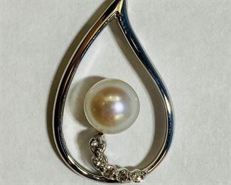 $220 All Real Authentic 14K White Gold 2.1 Grams 0.03 Diamond White Pearl Droplet Pendant Please text or call 7032689529 for inquiries, or visit Tysons Jewelry located at:
8373 Leesburg Pike #12, Vienna Virginia 22182
Robert, the owner of Tysons Jewelry, has over 30+ years working in the jewelry business and has verified the authenticity of this listing.
Robert buys gold and precious metals at 95%. Please use the link: https://tysonsjewelry.net for specific prices.
Inquiries regarding gold, silver, precious metals, coins, watches, diamonds, cars, and collectibles are welcome!
Visit the Tysons Jewelry Facebook store using this link for more pictures:
https://www.facebook.com/marketplace/profile/100029355397784/?ref=share_attachment