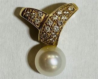 $200 All Real Authentic 14K Yellow Gold 1.5 Grams White Pearl Diamond Pendant 0.5 Please text or call 7032689529 for inquiries, or visit Tysons Jewelry located at:
8373 Leesburg Pike #12, Vienna Virginia 22182
Robert, the owner of Tysons Jewelry, has over 30+ years working in the jewelry business and has verified the authenticity of this listing.
Robert buys gold and precious metals at 95%. Please use the link: https://tysonsjewelry.net for specific prices.
Inquiries regarding gold, silver, precious metals, coins, watches, diamonds, cars, and collectibles are welcome!
Visit the Tysons Jewelry Facebook store using this link for more pictures:
https://www.facebook.com/marketplace/profile/100029355397784/?ref=share_attachment
