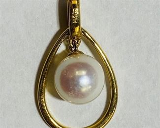 $160 All Real Authentic 14K Yellow Gold 1.2 Grams 0.03 Carat Diamond White Pearl Pendant Please text or call 7032689529 for inquiries, or visit Tysons Jewelry located at:
8373 Leesburg Pike #12, Vienna Virginia 22182
Robert, the owner of Tysons Jewelry, has over 30+ years working in the jewelry business and has verified the authenticity of this listing.
Robert buys gold and precious metals at 95%. Please use the link: https://tysonsjewelry.net for specific prices.
Inquiries regarding gold, silver, precious metals, coins, watches, diamonds, cars, and collectibles are welcome!
Visit the Tysons Jewelry Facebook store using this link for more pictures:
https://www.facebook.com/marketplace/profile/100029355397784/?ref=share_attachment