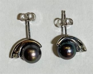 $330 All Real Authentic 14K White Gold 2.6 Grams 0.10 Carat Diamonds Black Pearl Earrings Please text or call 7032689529 for inquiries, or visit Tysons Jewelry located at:
8373 Leesburg Pike #12, Vienna Virginia 22182
Robert, the owner of Tysons Jewelry, has over 30+ years working in the jewelry business and has verified the authenticity of this listing.
Robert buys gold and precious metals at 95%. Please use the link: https://tysonsjewelry.net for specific prices.
Inquiries regarding gold, silver, precious metals, coins, watches, diamonds, cars, and collectibles are welcome!
Visit the Tysons Jewelry Facebook store using this link for more pictures:
https://www.facebook.com/marketplace/profile/100029355397784/?ref=share_attachment