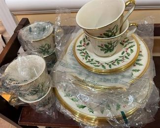 Lenox "Holiday": New, never used, in original packaging.