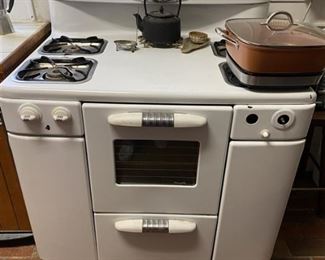 MID CENTURY TAPPAN GAS STOVE (2 KNOBS NEED REPLACED)