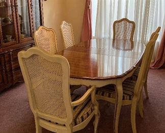 Vintage Thomasville Dining Room Table w 4 Side Chairs and 2 Captain's Chairs, and Lighted Hutch