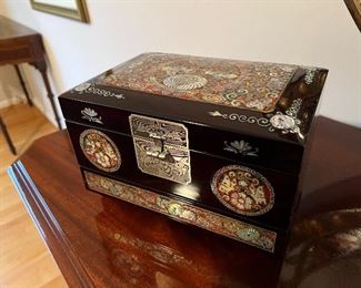 Decorative jewelry box
