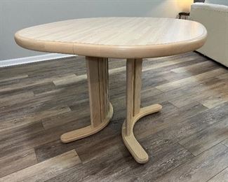 Kitchenette table with additional leaf 