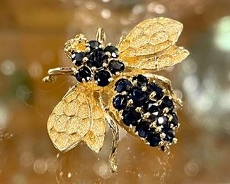 $750. Marked 14K gold, 20 genuine saphires, bee pin. Perfect condition. Would make a spectacular pendant! Wings 29mm tip to tip. Body approx 28mm in length. 