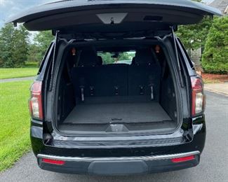 $42,500 2021 Suburban LS
Please text or call 7032689529 for inquiries, or visit Tysons Jewelry located at:
8373 Leesburg Pike #12, Vienna Virginia 22182
It is in excellent condition.
First Owner,
87800 Miles,
the VIN is 1GNSKBKD5MR216630.
The price shown is the final bottom price.