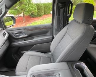 $42,500 2021 Suburban LS
Please text or call 7032689529 for inquiries, or visit Tysons Jewelry located at:
8373 Leesburg Pike #12, Vienna Virginia 22182
It is in excellent condition.
First Owner,
87800 Miles,
the VIN is 1GNSKBKD5MR216630.
The price shown is the final bottom price.