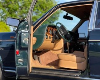 $75000 1998 Rolls-Royce Silver Spur
Please text or call 7032689529 for inquiries, or visit Tysons Jewelry located at:
8373 Leesburg Pike #12, Vienna Virginia 22182
Pristine condition, inside and out
1 of 59 produced
9,300 Miles
The VIN is SCAZN19C3WCX66119
Second owner
The price shown is the final bottom price.