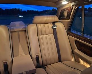 $75000 1998 Rolls-Royce Silver Spur
Please text or call 7032689529 for inquiries, or visit Tysons Jewelry located at:
8373 Leesburg Pike #12, Vienna Virginia 22182
Pristine condition, inside and out
1 of 59 produced
9,300 Miles
The VIN is SCAZN19C3WCX66119
Second owner
The price shown is the final bottom price.