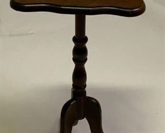 Vintage Mahogany Accent Pedestal Table on 3-splayed Legs