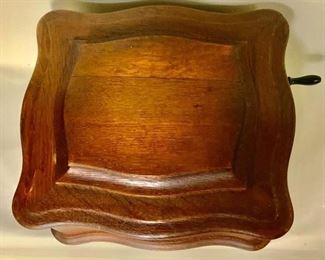 Top View:  AMERICAN REGINA DISC MUSIC BOX. Regina was the largest producer of table top models built.    Beautiful oak cabinet done with a serpentine style with  original finish on cabinet