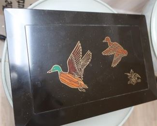 a view of the top of the box for the poker set