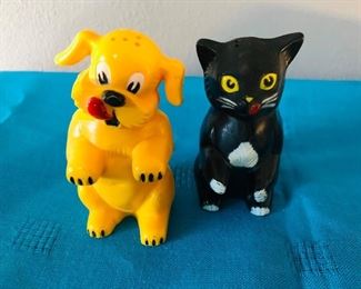 Vtg Plastic S&P shakers