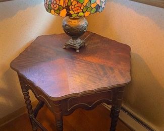 Vintage Mahogany Occasional Table. "Faux" Tiffany Acrylic Shade/Brass Base Lamp 