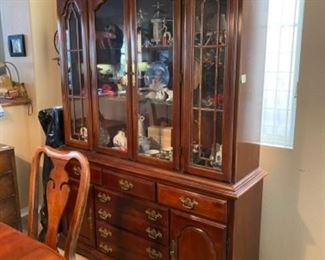 Bernhardt china cabinet, 1990. Very good condition. Furniture only.