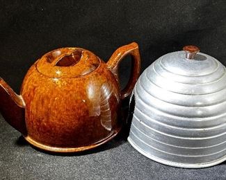Teapot with lined cozy