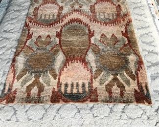 $190 USD 5 x 8 Area Rug in Tones of Orange, Sage, and Taupe - HOP104-R14 ALL OFFERS CONSIDERED Description: Exaggerated Classic Design in gorgeous tones of burnt sienna, sage and taupe.
Dimensions: 5 x 8 ft.
Location: Local pick up Portland, OR. Contact us for shipper suggestions https://goodbyhello.com/products/copy-of-copy-of-safavieh-grey-and-cream-brentwood-rug-hop104-r13?_pos=62&_sid=00494f4c8&_ss=r