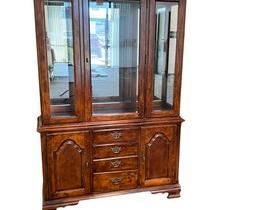 $250 USD Stanley Furniture China Cabinet Display Hutch MTF153-1 Decsription: Clean and pretty 3 glass panel front illuminated Stanley china cabinet. Single glass front door, 3 lower drawers flanked by 2 lower cabinet doors. Intricate brass toned hardware, illuminated top is enhanced by the mirror back interior, with interior glass shelving. It is in next to perfect condition.
Dimensions: 50 x 16 x 76 in
Condition: Used and in very good condition. Only minimal signs of any wear associated with use and age.
Location: Local pick up Portland, OR. Shipper suggestions available upon request. Item is in a warehouse with easy bay door access. https://goodbyhello.com/products/stanley-furniture-china-cabinet-display-hutch-mtf161?_pos=4&_sid=ae19d08a3&_ss=r