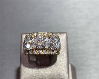 Ladies ring 
18K 3.0 TCW