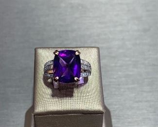 Amethyst and diamonds
14K Rose gold