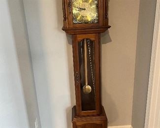 Lovely working grandfather clock. Will need winding due to recent non-winding. Same for all clocks, they are all in good condition. 