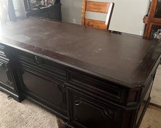 Aspenhomes signature desk