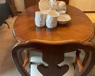Thomasville Dining Room Table with 6 chairs