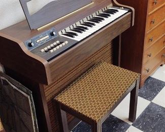 1960s electric organ, working 