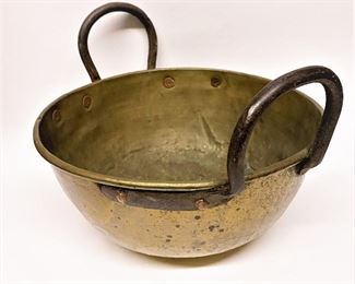 Antique brass kettle bowl. ........To register and to place bids simply go to www.capitolsalesservices.hibid.com
