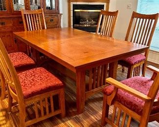 Gorgeous dining room table with 6 chairs, 2 captains style, plus 2 leafs