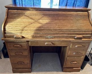 Locking rolltop desk