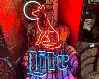 Animated Wolf Howls at the Moon