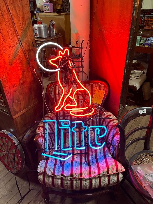 Animated Wolf Howls at the Moon