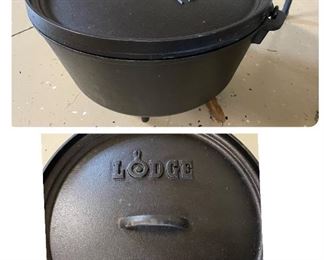 Lodge cast iron 12in Dutch oven
