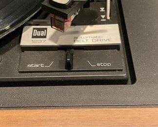Dual 1237 Automatic Belt Vintage Turntable. Photo 2 of 3.