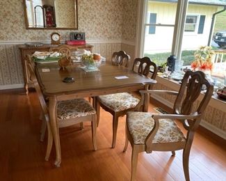 Dining room set table and 6 chairs