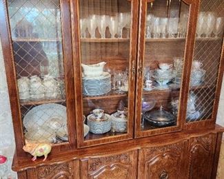 Traditional Gallery/China Cabinet