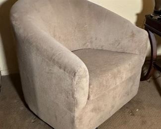 Vintage Barrel Chair	33 x 33 x 30	HxWxD
