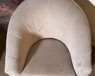 Vintage Barrel Chair	33 x 33 x 30	HxWxD
