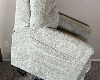 La-Z-Boy 792 Miller Power Lift Recliner Chair	41 x 29 x 35in	HxWxD
