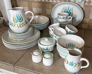 39 pc Franciscan Tulip Time dinnerware Set	39 pieces	
