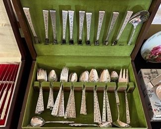 Rogers Silver Lace Silver Plate Flatware Set	65 pc	