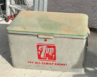 Cronstroms Vintage 1950's 7Up Soda Pop Embossed Metal Picnic Cooler	13.5 x 22 x 13in	HxWxD
