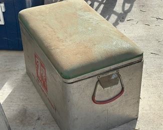 Cronstroms Vintage 1950's 7Up Soda Pop Embossed Metal Picnic Cooler	13.5 x 22 x 13in	HxWxD
