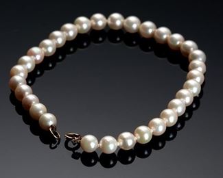 Pearl Bracelet 14k Gold Clasp 	7in Long <BR>Pearl: 5mm Diameter 	
