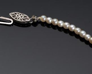 Graduated Pearl Necklace 14k white Gold Clasp 	17in Long<BR>Largest Pearl: 6.5mm diameter 	

