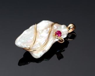 14k Gold Baroque Pearl & Garnet Pendant	28x18x7mm	
