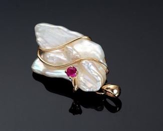 14k Gold Baroque Pearl & Garnet Pendant	28x18x7mm	
