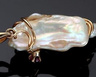 14k Gold Baroque Pearl & Garnet Pendant	28x18x7mm	
